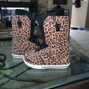 Thirty Two women’s snow board boots Size 7